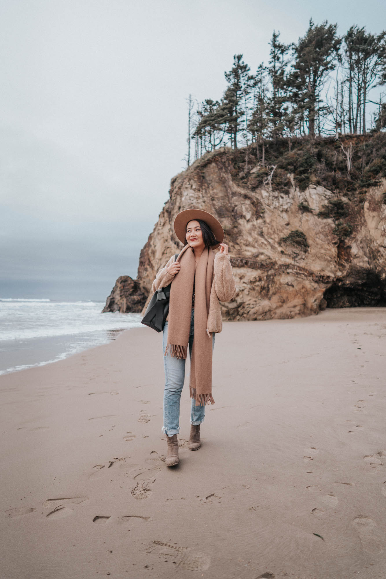 20191201 - Style & Senses - An Trieu - Acne Musubi Midi Bag Lack of Color Aritzia Scarf Hug Point Oregon Coast Italeau Uniqlo -23