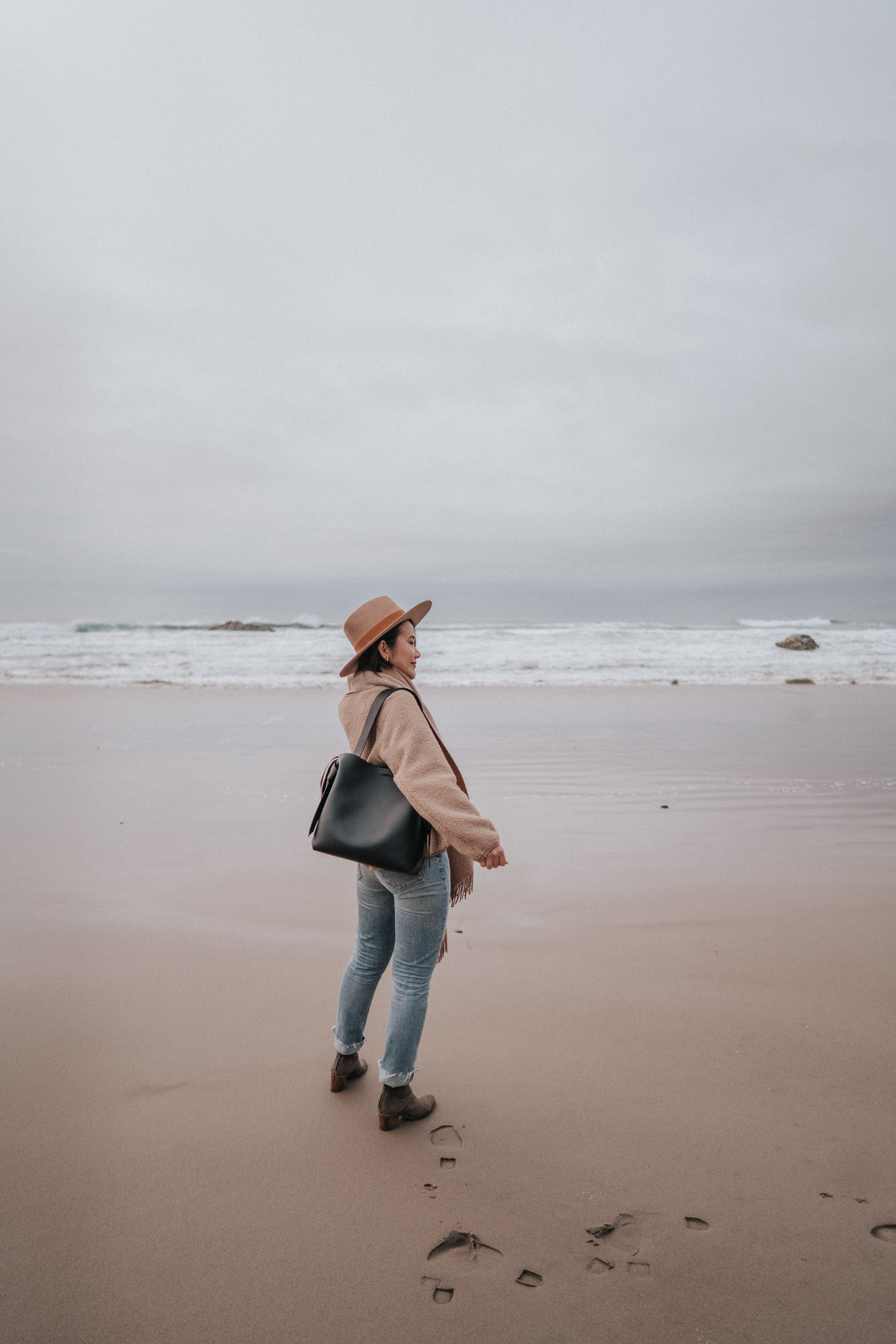 20191201 - Style & Senses - An Trieu - Acne Musubi Midi Bag Lack of Color Aritzia Scarf Hug Point Oregon Coast Italeau Uniqlo -4