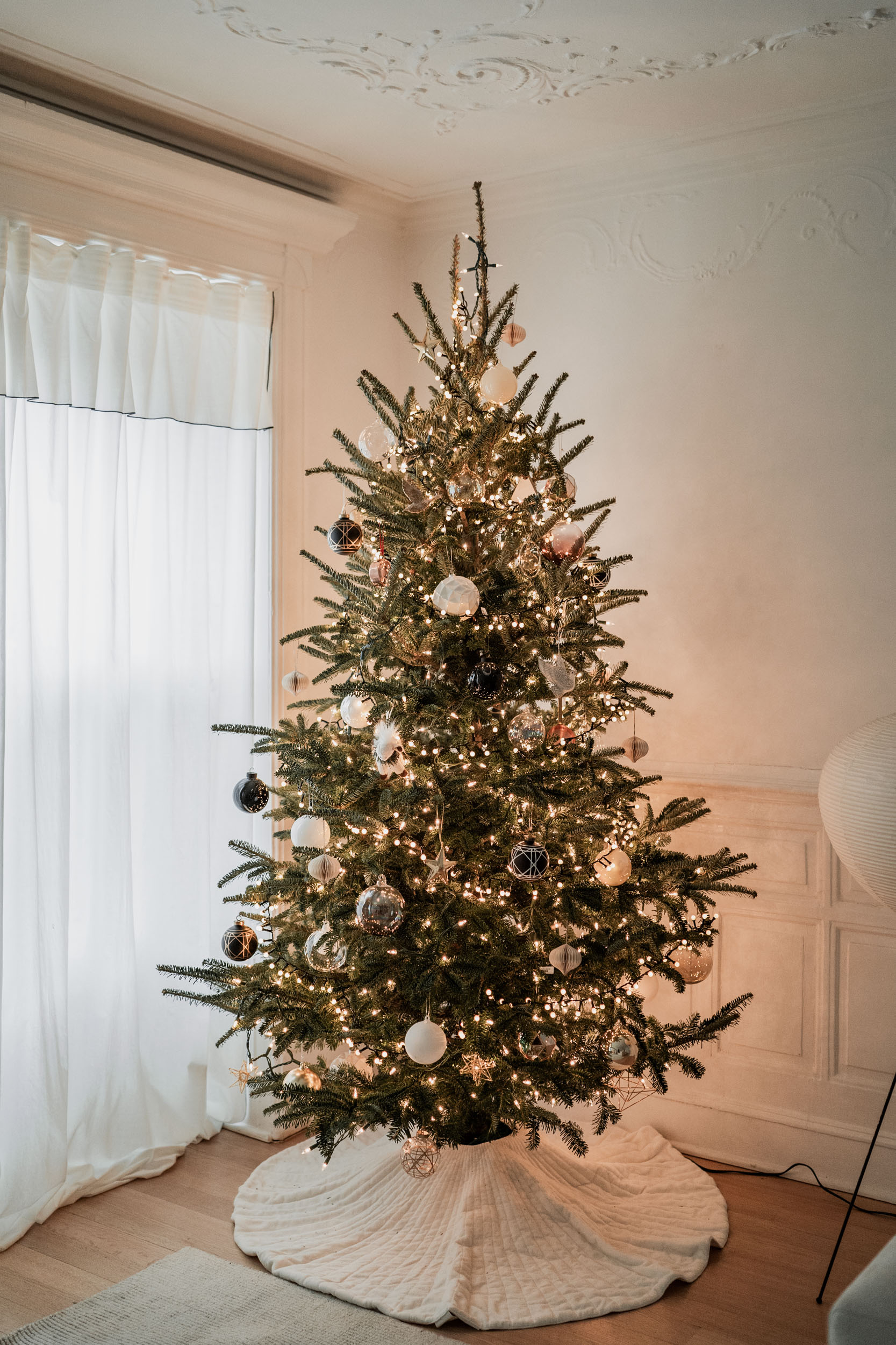 Style-Senses-An-Trieu-NYC-Christmas-Tree-2024-Brooklyn-Apartment-decor-festive